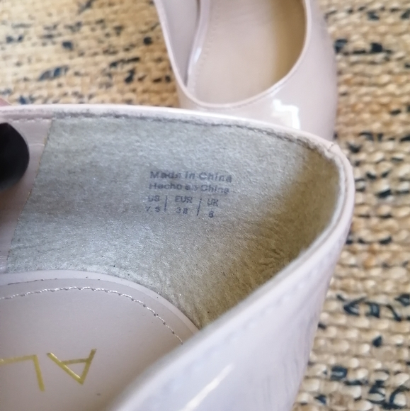 Nude Aldo Heels/Pumps, size 7.5 - Picture 7 of 7